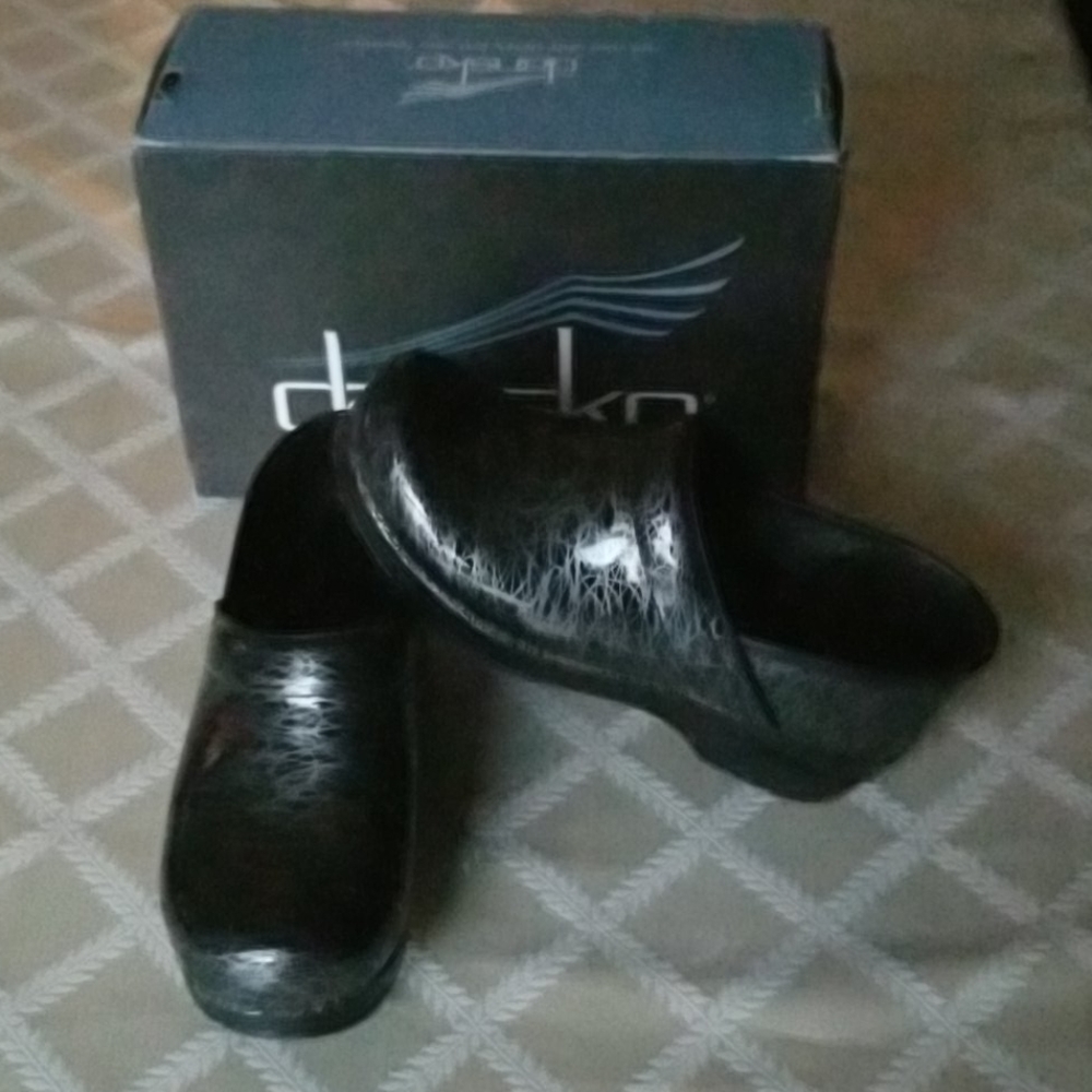 Dansko Clogs Wide Pro Black Scribble Patent